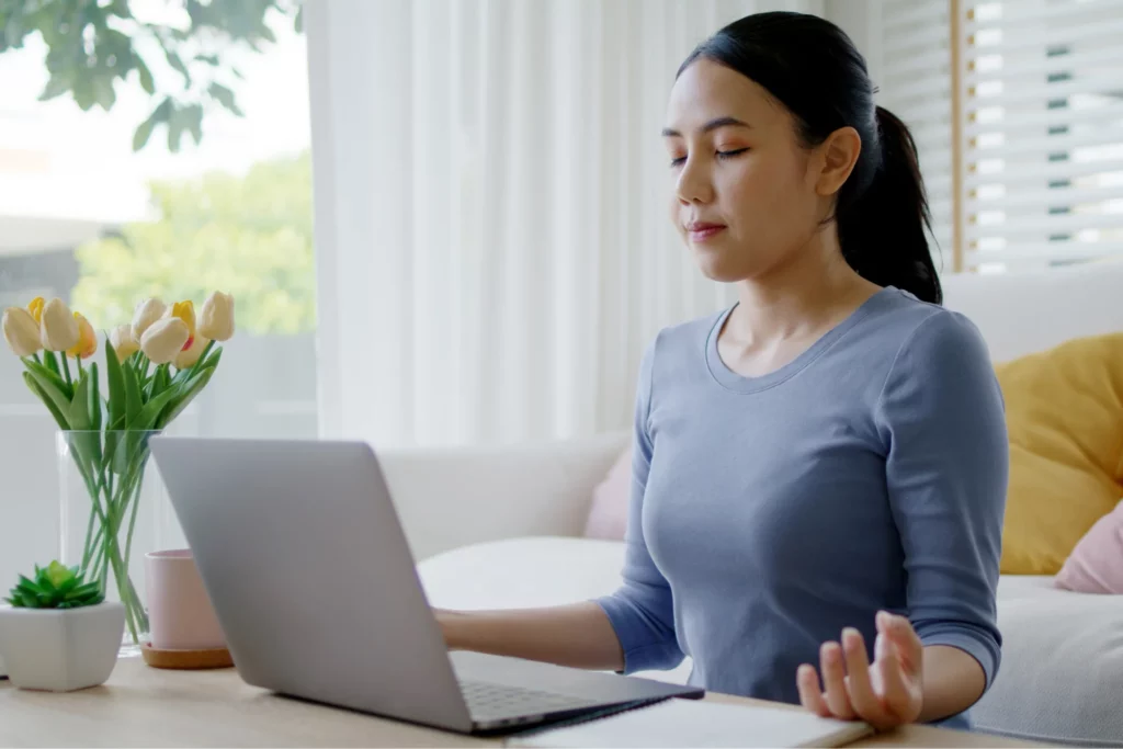 Mujer tomando un minuto de relajación en el trabajo 