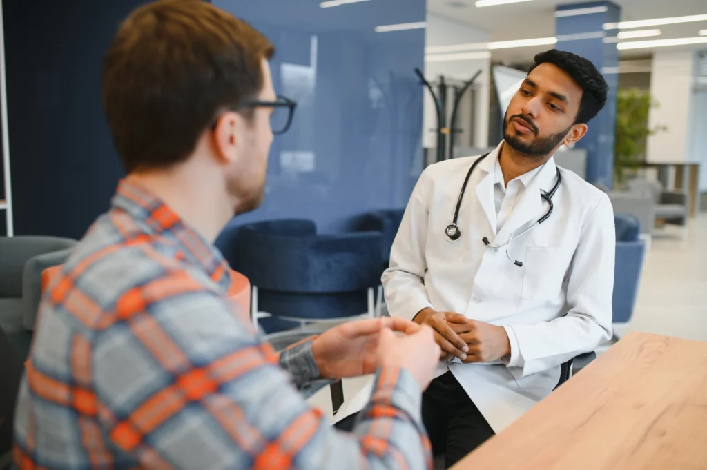 Paciente recibiendo atención en un consultorio médico.
