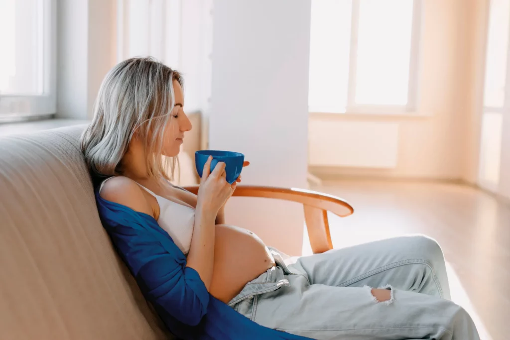 Mujer tomando un té de jengibre para combatir las náuseas del embarazo.